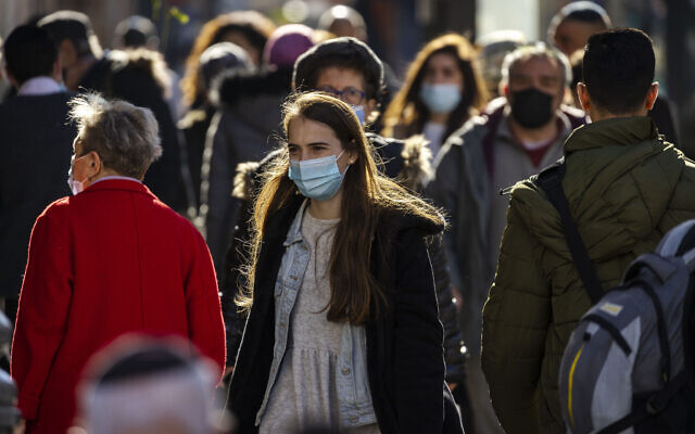 Des Israéliens, certains portant le masque, sur Jaffa Street, le 6 janvier 2022. (Crédit : Olivier Fitoussi/Flash90) Des Israéliens, certains portant le masque, sur Jaffa Street, le 6 janvier 2022. (Crédit : Olivier Fitoussi/Flash90)