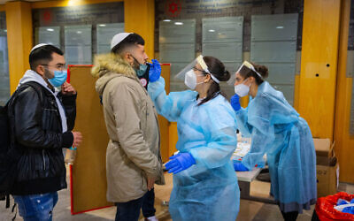 Un agent de santé de Magen David Adom effectue un test de dépistage du COVID dans un centre de dépistage à Jérusalem, le 9 janvier 2022. (Crédit 
: Olivier Fitoussi/Flash90)
