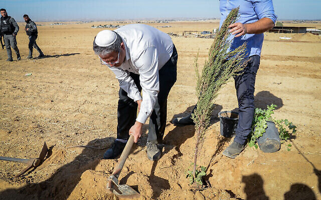 Le député Itamar Ben Gvir plante un arbre aux abords du village bédouin de Mulada, dans le désert du Neguev, dans le sud d'Israël, le 12 janvier 2022. (Crédit : Flash90) Le député Itamar Ben Gvir plante un arbre aux abords du village bédouin de Mulada, dans le désert du Neguev, dans le sud d'Israël, le 12 janvier 2022. (Crédit : Flash90)