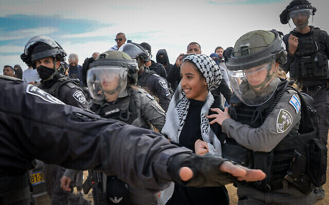 Des policiers israéliens au village bédouin de Mulada, dans le Neguev, le 12 janvier 2022. (Crédit : Flash90) Des policiers israéliens au village bédouin de Mulada, dans le Neguev, le 12 janvier 2022. (Crédit : Flash90)