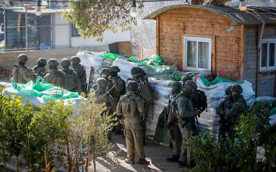 Les forces spéciales israéliennes montent la garde pendant l'expulsion d'une maison dans le quartier de Sheikh Jarrah, à Jérusalem-Est, le 17 janvier 2022. (Crédit : Jamal Awad/Flash90)