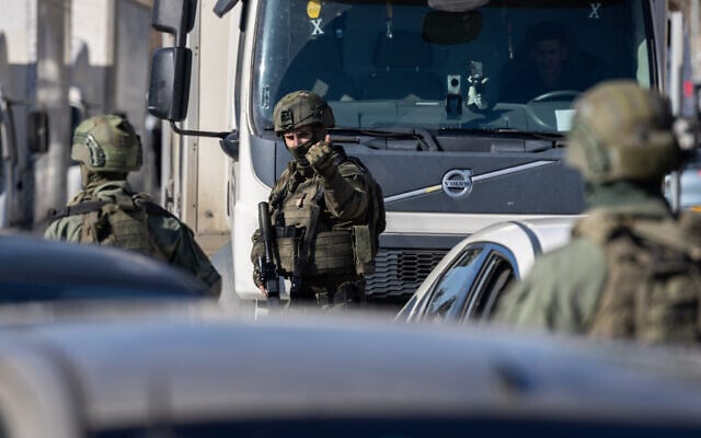 Les forces spéciales israéliennes pendant l'expulsion d'une maison dans le quartier de Sheikh Jarrah, à Jérusalem-Est, le 17 janvier 2022. (Crédit : Yonatan Sindel/Flash90) Les forces spéciales israéliennes pendant l'expulsion d'une maison dans le quartier de Sheikh Jarrah, à Jérusalem-Est, le 17 janvier 2022. (Crédit : Yonatan Sindel/Flash90)