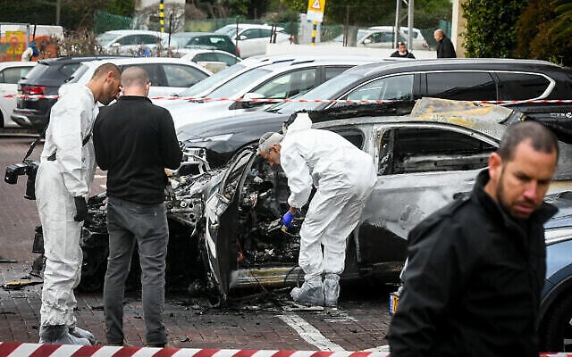 La police sur les lieux d'un attentat à la voiture piégée à Ness Ziona, le 19 janvier 2022. (Crédit : Flash 90) La police sur les lieux d'un attentat à la voiture piégée à Ness Ziona, le 19 janvier 2022. (Crédit : Flash 90)