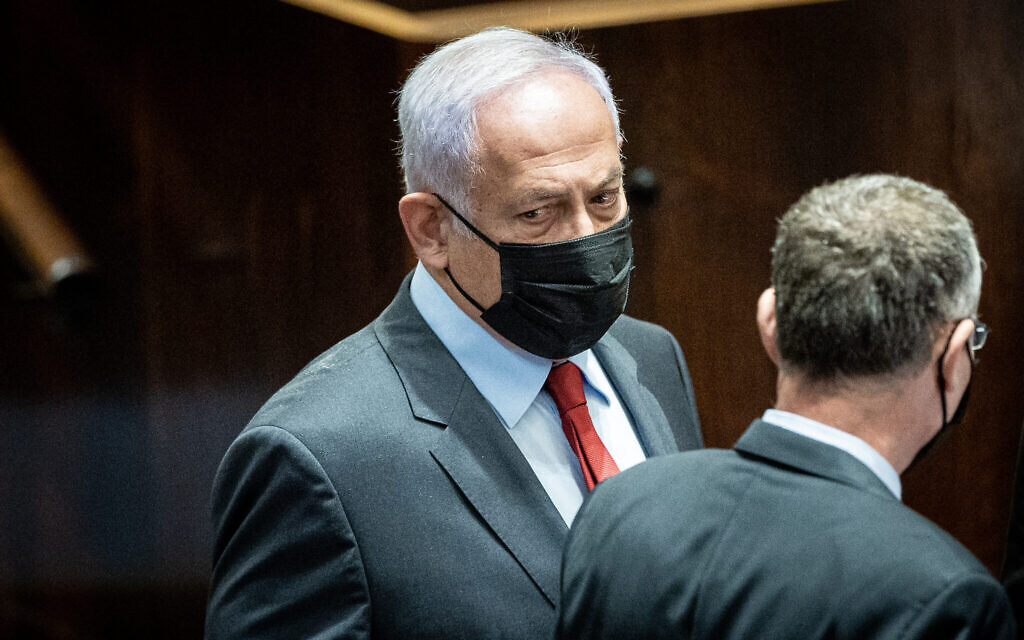 Le chef de l'opposition Benjamin Netanyahu lors d'une séance plénière à la Knesset, le 19 janvier 2022. (Crédit : Yonatan Sindel/Flash90) Le chef de l'opposition Benjamin Netanyahu lors d'une séance plénière à la Knesset, le 19 janvier 2022. (Crédit : Yonatan Sindel/Flash90)