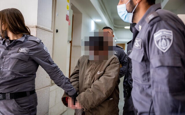 Une femme accusée d'être entrée en contact avec un agent étranger d'Iran arrive à une audience au tribunal de Jérusalem, le 20 janvier 2022. (Crédit : Yonatan Sindel/Flash90) Une femme accusée d'être entrée en contact avec un agent étranger d'Iran arrive à une audience au tribunal de Jérusalem, le 20 janvier 2022. (Crédit : Yonatan Sindel/Flash90)