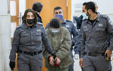 Une femme accusée d'avoir été en contact avec un agent étranger de l'Iran lors d'une audience judiciaire à la cour de district de Jérusalem, le 20 janvier 2022. (Crédit : Yonatan Sindel/Flash90)
