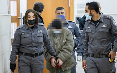 Une femme accusée d'avoir été en contact avec un agent étranger de l'Iran lors d'une audience judiciaire à la cour de district de Jérusalem, le 20 janvier 2022. (Crédit : Yonatan Sindel/Flash90)