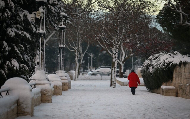 Neige à Jérusalem, le 27 janvier 2022 (Crédit : Noam Revkin Fenton/Flash90