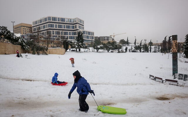 Neige à Jérusalem, le 27 janvier 2022 (Crédit : Nati Shohat/Flash90)