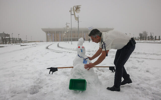 Un bonhomme de neige devant la Knesset, à Jérusalem, le 27 janvier 2022 (Crédit : Nati Shohat/Flash90)
