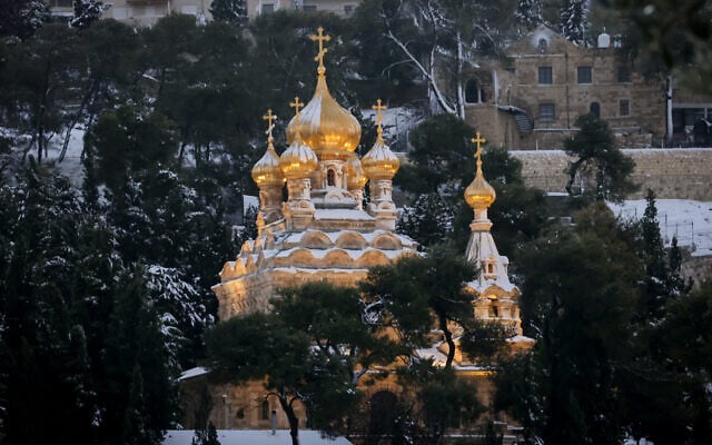 L'église de Marie-Madeleine après la neige à Jérusalem, le 27 janvier 2022.(Crédit : Nati Shohat/Flash90)