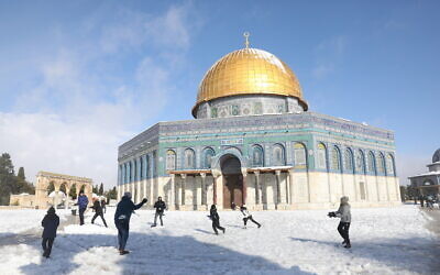 Le mont du Temple enneigé, à Jérusalem, le 27 janvier 2022. (Crédit : Noam Revkin Fenton/Flash90)