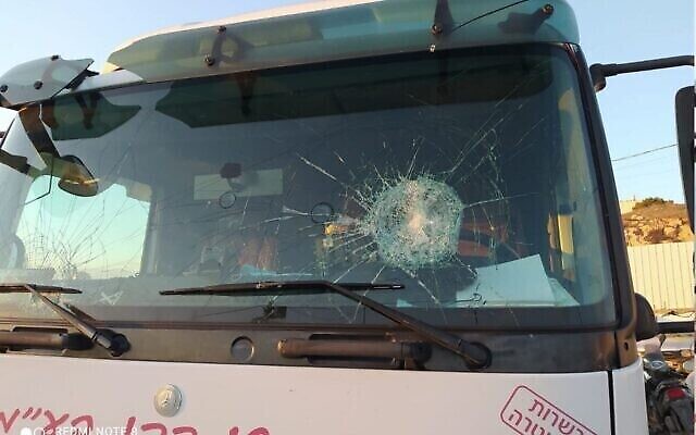 Le pare-brise endommagé d'un camion dont le conducteur a été frappé par une pierre dans la région d'Hébron, dans le sud de la Cisjordanie, le 5 janvier 2022. (Courtoisie) Le pare-brise endommagé d'un camion dont le conducteur a été frappé par une pierre dans la région d'Hébron, dans le sud de la Cisjordanie, le 5 janvier 2022. (Courtoisie)