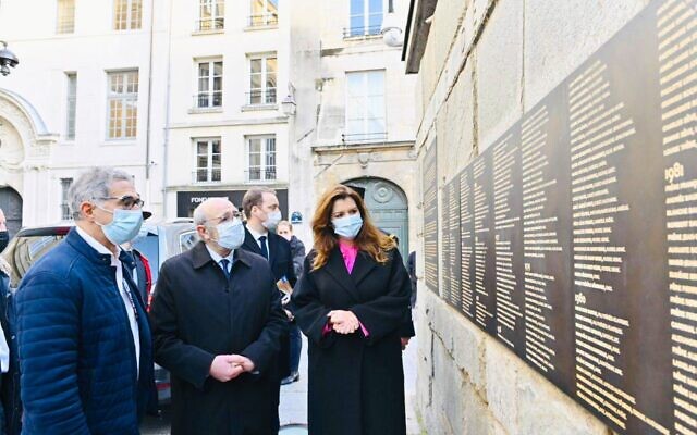 Marlène Schiappa devant le Mur des Noms, au Mémorial de la Shoah de Paris, le jeudi 6 janvier 2022. (Crédit : Marlène Schiappa / Twitter)