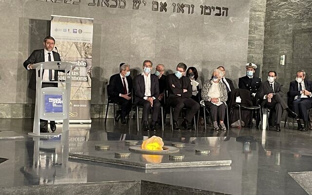 Haïm Korsia lors de l’hommage à l’occasion du 80e anniversaire de la conférence de Wannsee dans la crypte du Mémorial de la Shoah, à Paris, le 20 janvier 2022. (Crédit : @philippemeyer92 / Twitter) Haïm Korsia lors de l’hommage à l’occasion du 80e anniversaire de la conférence de Wannsee dans la crypte du Mémorial de la Shoah, à Paris, le 20 janvier 2022. (Crédit : @philippemeyer92 / Twitter)
