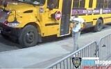 La police de New York recherche des informations sur un homme, vu ci-dessus dans une vidéo de surveillance, soupçonné d'avoir agressé un homme juif à Crown Heights le 22 janvier 2022. (Crédit : NYPD Twitter/JTA)