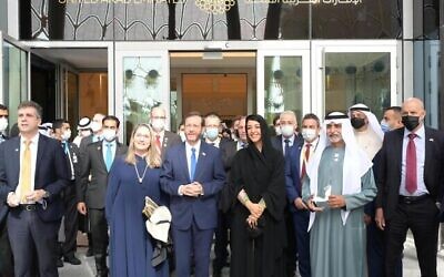 Le président Isaac Herzog est rejoint par le commissaire général de l'Expo 2020 Dubaï, le cheikh Nahyan bin Mubarak Al Nahyan, au pavillon d'Israël, le jour de la fête nationale d'Israël à l'exposition, le 31 janvier 2021 (Crédit : Amos Ben Gershom/GPO).
