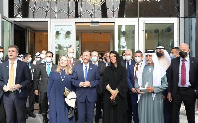 Le président Isaac Herzog est rejoint par le commissaire général de l'Expo 2020 Dubaï, le cheikh Nahyan bin Mubarak Al Nahyan, au pavillon d'Israël, le jour de la fête nationale d'Israël à l'exposition, le 31 janvier 2021 (Crédit : Amos Ben Gershom/GPO). Le président Isaac Herzog est rejoint par le commissaire général de l'Expo 2020 Dubaï, le cheikh Nahyan bin Mubarak Al Nahyan, au pavillon d'Israël, le jour de la fête nationale d'Israël à l'exposition, le 31 janvier 2021 (Crédit : Amos Ben Gershom/GPO).