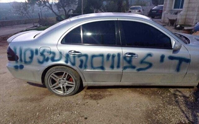 Une voiture vandalisée dans le village palestinien de Qira, en Cisjordanie, le 23 janvier 2022. (Crédit : Police israélienne) Une voiture vandalisée dans le village palestinien de Qira, en Cisjordanie, le 23 janvier 2022. (Crédit : Police israélienne)