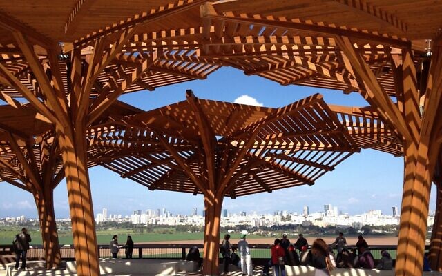 Des pergolas apportent de l'ombre aux promeneurs dans le parc Ariel Sharon. (Crédit : Jessica Steinberg/Times of Israel) Des pergolas apportent de l'ombre aux promeneurs dans le parc Ariel Sharon. (Crédit : Jessica Steinberg/Times of Israel)