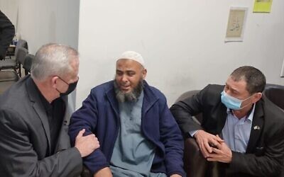Le ministre de la Défense Benny Gantz (à gauche) présente ses condoléances à la famille d'Ammar Hujayrat à Bir al-Maksur, le 8 janvier 2022. (Crédit : ministère de la Défense)