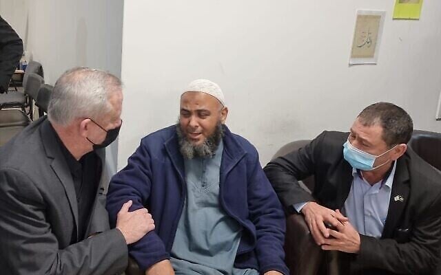 Le ministre de la Défense Benny Gantz (à gauche) présente ses condoléances à la famille d'Ammar Hujayrat à Bir al-Maksur, le 8 janvier 2022. (Crédit : ministère de la Défense) Le ministre de la Défense Benny Gantz (à gauche) présente ses condoléances à la famille d'Ammar Hujayrat à Bir al-Maksur, le 8 janvier 2022. (Crédit : ministère de la Défense)
