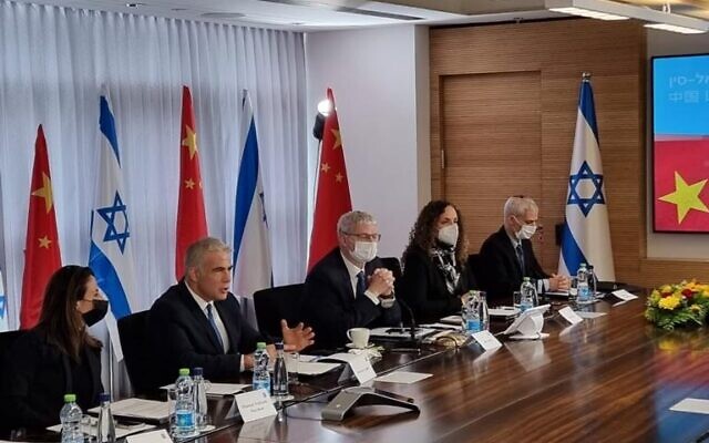 Le ministre des Affaires étrangères Yair Lapid (deuxième à partir de la gauche) s'exprime lors de la cinquième réunion du comité mixte Israël-Chine sur l'innovation, le 24 janvier 2022. (Crédit : ministère des Affaires étrangères) Le ministre des Affaires étrangères Yair Lapid (deuxième à partir de la gauche) s'exprime lors de la cinquième réunion du comité mixte Israël-Chine sur l'innovation, le 24 janvier 2022. (Crédit : ministère des Affaires étrangères)