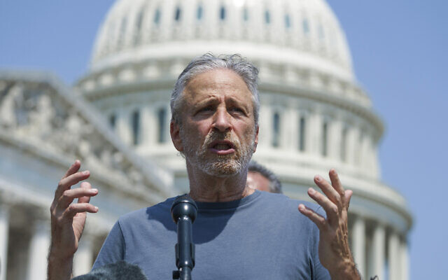 L'animateur et militant, Jon Stewart, s'exprimant lors d'une conférence de presse au Capitole à Washington, le 26 mai 2021. (Crédit : AP Photo/J. Scott Applewhite) L'animateur et militant, Jon Stewart, s'exprimant lors d'une conférence de presse au Capitole à Washington, le 26 mai 2021. (Crédit : AP Photo/J. Scott Applewhite)
