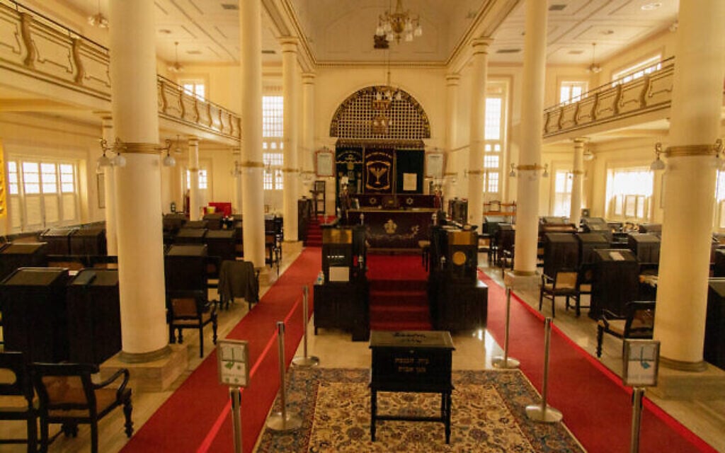 L'intérieur de la synagogue Maghain Aboth, l'une des deux congrégations orthodoxes de Singapour. (Crédit : Jewish Welfare Board of Singapore/ via JTA)