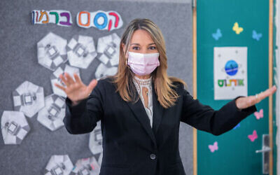 La ministre de l'Éducation Yifat Shasha-Biton rend visite aux élèves de l'école Ramon à Modiin, le 12 octobre 2021. (Crédit : Yossi Aloni/Flash90)