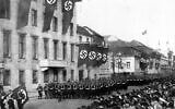 Illustration : Une parade de gardes noirs nazis défilant devant la Chancellerie du Reich sur la Wilhelmstrasse lors de leur défilé à Berlin, en Allemagne, le 30 janvier 1937. (Crédit : AP)