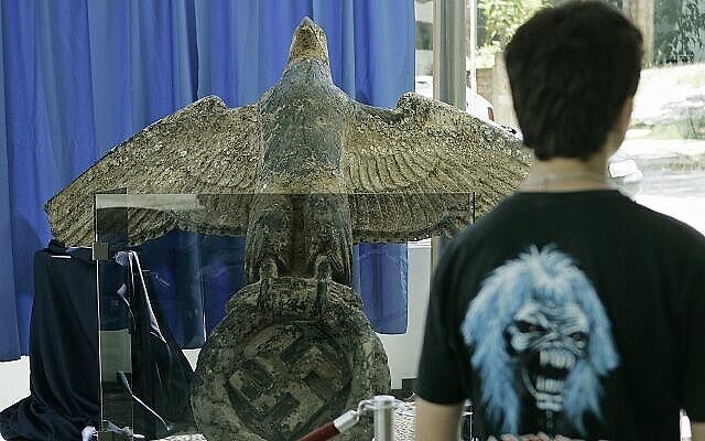 Un résident uruguayen observe l'aigle exposé du cuirassé allemand Graf Spee à Montevideo, Uruguay, le 14 février 2006 (AP Photo/Marcelo Hernandez) Un résident uruguayen observe l'aigle exposé du cuirassé allemand Graf Spee à Montevideo, Uruguay, le 14 février 2006 (AP Photo/Marcelo Hernandez)