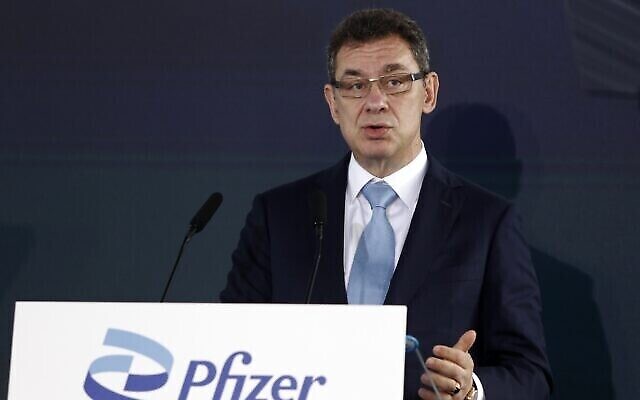 Albert Bourla, PDG de Pfizer, prend la parole lors d'une cérémonie à Thessalonique, en Grèce, le 12 octobre 2021. (Crédit : AP Photo/Giannis Papanikos, File) Albert Bourla, PDG de Pfizer, prend la parole lors d'une cérémonie à Thessalonique, en Grèce, le 12 octobre 2021. (Crédit : AP Photo/Giannis Papanikos, File)