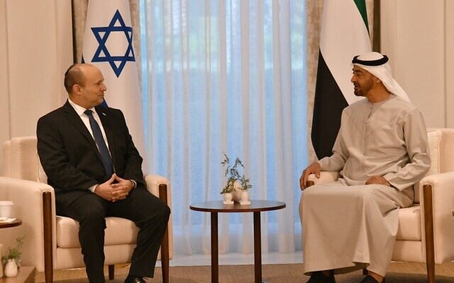 Le Premier ministre Naftali Bennett (à gauche) rencontre le prince héritier des Émirats arabes unis Mohammed ben Zayed Al Nahyan dans le palais d'Abou Dhabi de ce dernier, le 13 décembre 2021. (Crédit : Haim Zach/GPO) Le Premier ministre Naftali Bennett (à gauche) rencontre le prince héritier des Émirats arabes unis Mohammed ben Zayed Al Nahyan dans le palais d'Abou Dhabi de ce dernier, le 13 décembre 2021. (Crédit : Haim Zach/GPO)