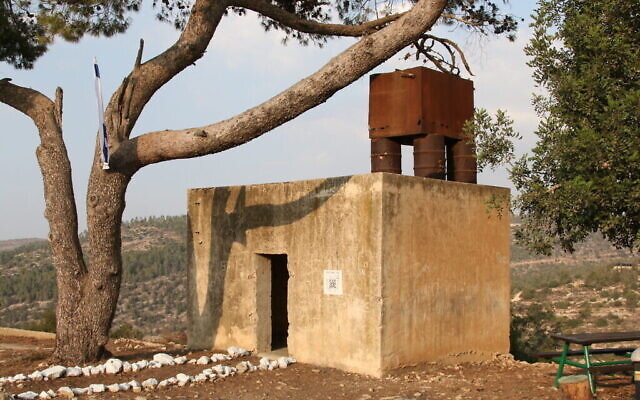 De vieilles structures du kibboutz d'origine sur cette photo prise le long de la promenade historique de la forêt de Neve Ilan. (Crédit : Shmuel Bar-Am)