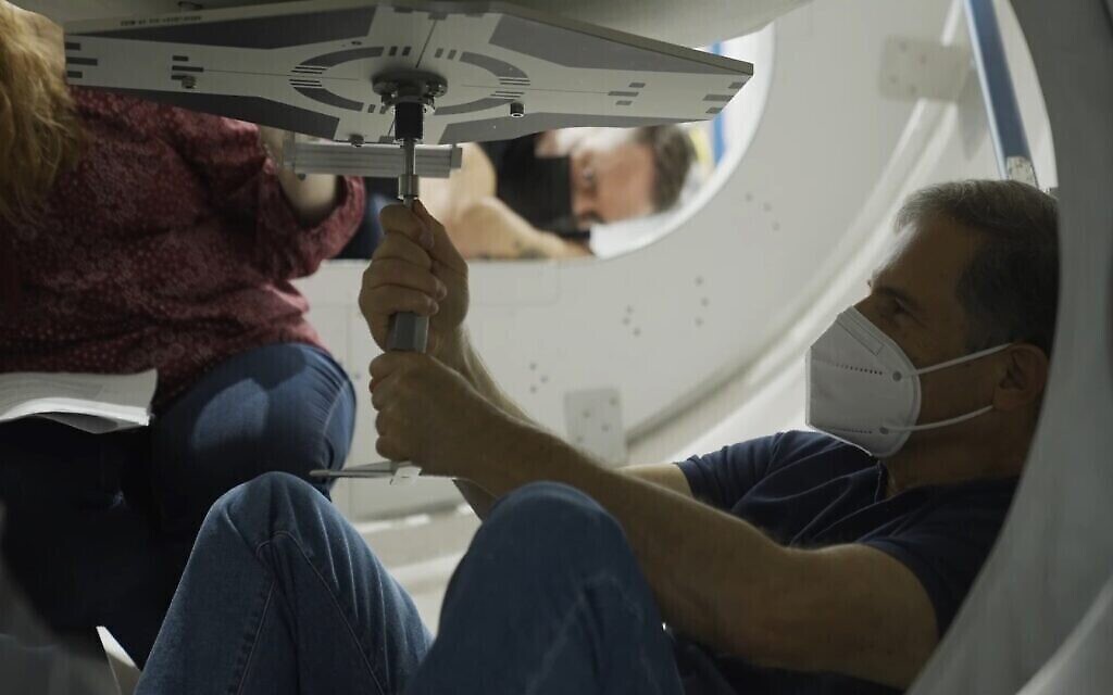 L'astronaute israélien Eytan Stibbe s'entraîne pour la mission Rakia, janvier 2022. (Crédit : Ori Burg)