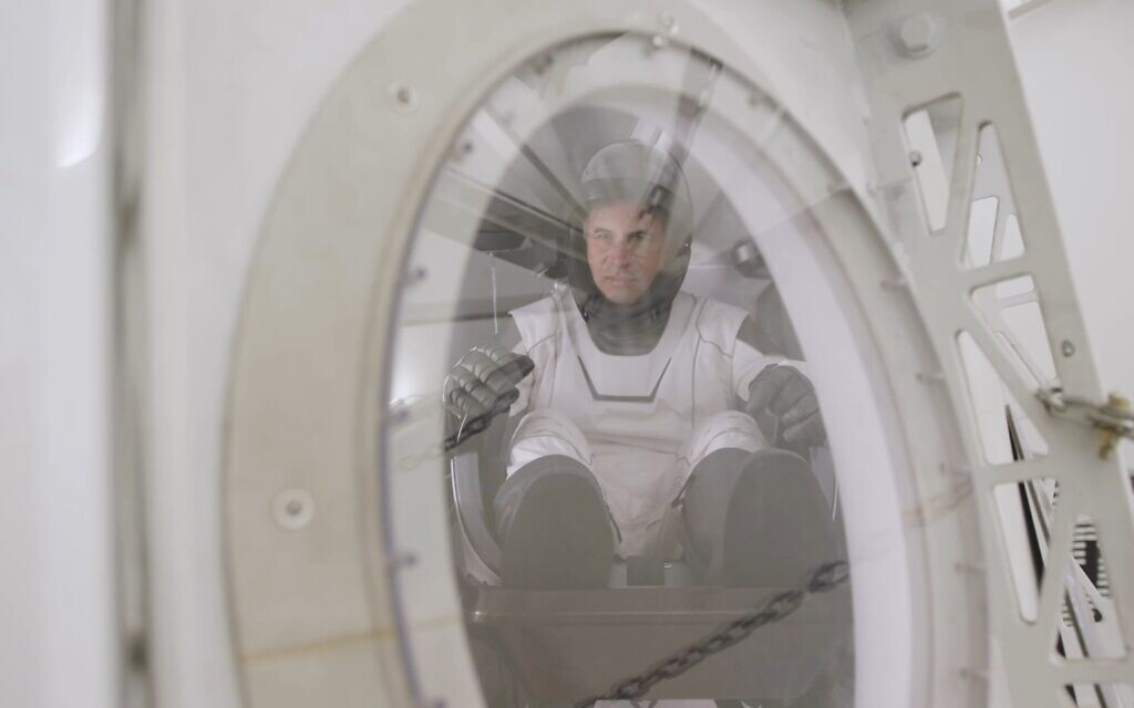 L'astronaute israélien Eytan Stibbe s'entraîne pour la prochaine mission spatiale Rakia au printemps 2022. (Crédit : Ori Burg)