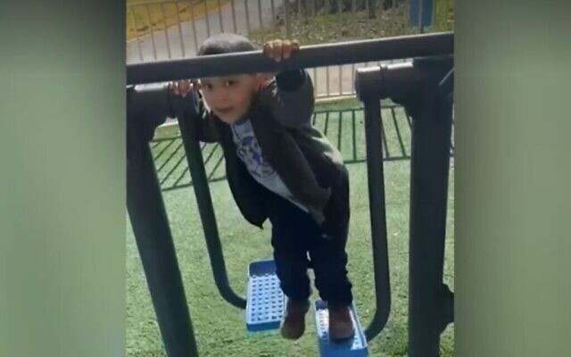 Ammar Hujayrat, 4 ans, dans l'aire de jeux de Bir al-Maksur le 6 janvier 2022, peu de temps avant qu'il ne soit mortellement touché par des balles perdues (Crédit : capture d'écran Youtube).