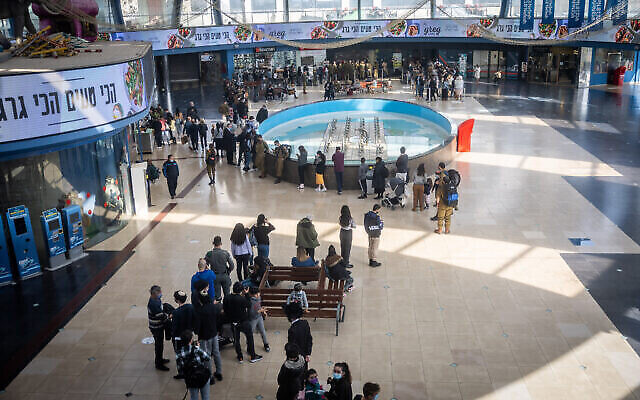 Des personnes font la queue à l'entrée d'un centre de dépistage de l'antigène rapide COVID-19 du Magen David Adom dans la Cité du Cinéma à Jérusalem, le 9 janvier 2022. (Crédit : Yonatan Sindel/ Flash90) Des personnes font la queue à l'entrée d'un centre de dépistage de l'antigène rapide COVID-19 du Magen David Adom dans la Cité du Cinéma à Jérusalem, le 9 janvier 2022. (Crédit : Yonatan Sindel/ Flash90)