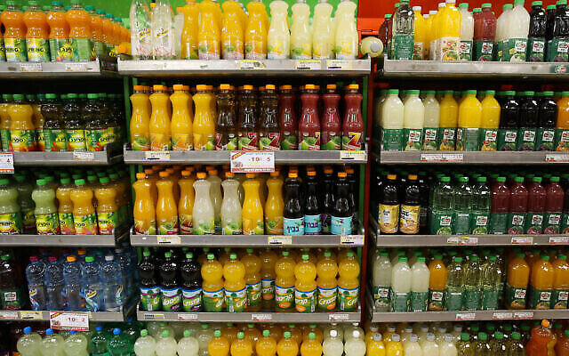 Des boissons gazeuses dans un supermarché Rami Levi en Israël, le 3 décembre 2014. (Crédit : Nati Shohat/Flash90) Des boissons gazeuses dans un supermarché Rami Levi en Israël, le 3 décembre 2014. (Crédit : Nati Shohat/Flash90)