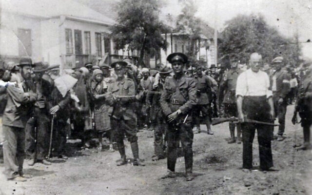 Des gendarmes roumains et des collaborateurs locaux déportent des Juifs de Bricevas en 1941, avec le rabbin Dov Beri Yechiel à leur tête (Crédit : domaine public).