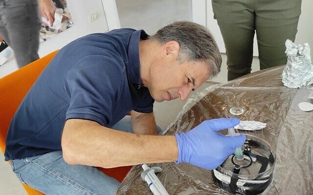 Eytan Stibbe s'entraîne pour une étude avec le Fluidic Telescope Experiment (FLUTE) conçu et construit par des chercheurs de la faculté de génie mécanique du Technion en collaboration avec une équipe de chercheurs de la NASA. (Crédit : avec l'aimable autorisation du Technion) Eytan Stibbe s'entraîne pour une étude avec le Fluidic Telescope Experiment (FLUTE) conçu et construit par des chercheurs de la faculté de génie mécanique du Technion en collaboration avec une équipe de chercheurs de la NASA. (Crédit : avec l'aimable autorisation du Technion)