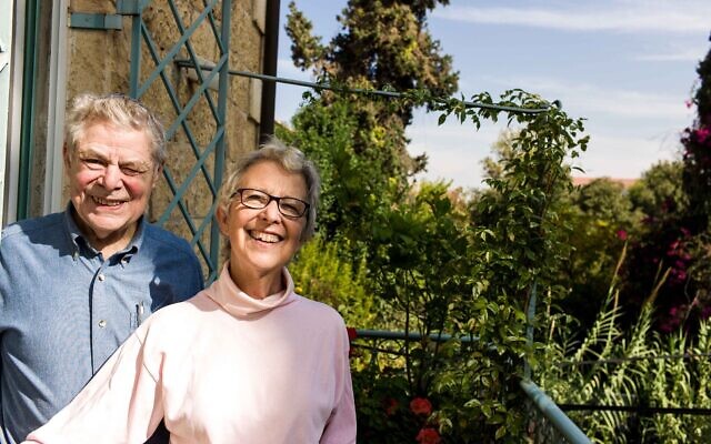 Suzanne Singer, à droite, et son mari, Max Singer, sur le balcon de leur appartement à Jérusalem (Crédit : avec l'aimable autorisation de Saul Singer). Suzanne Singer, à droite, et son mari, Max Singer, sur le balcon de leur appartement à Jérusalem (Crédit : avec l'aimable autorisation de Saul Singer).