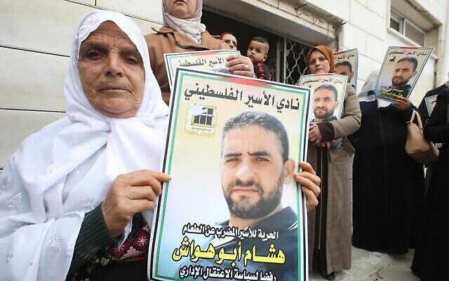 Des Palestiniens lors d'un rassemblement en solidarité avec un prisonnier placé en détention administrative, Hisham Abu Hawash, dans sa ville natale de Dura, à proximité de Hébron, le 7 décembre 2021. (Crédit : WAFA) Des Palestiniens lors d'un rassemblement en solidarité avec un prisonnier placé en détention administrative, Hisham Abu Hawash, dans sa ville natale de Dura, à proximité de Hébron, le 7 décembre 2021. (Crédit : WAFA)