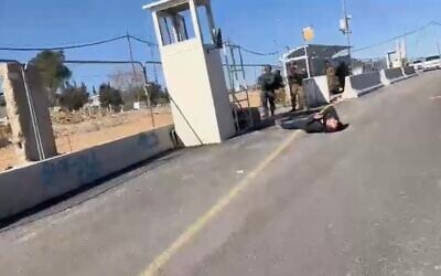 Un suspect git au sol après avoir été blessé par balle après une tentative d'attaque au couteau présumée au carrefour de Gush Etzion, dans le centre de la Cisjordanie, le 17 janvier 2022. (Capture d'écran : Mannie Goldberg)