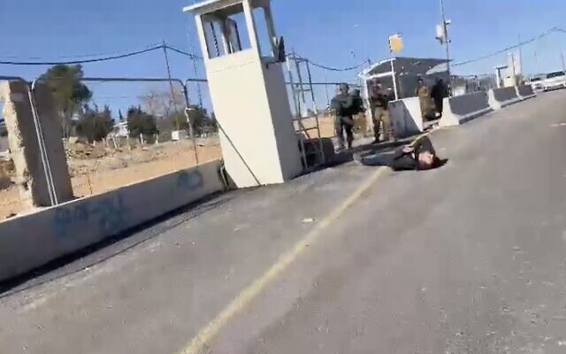 Un suspect git au sol après avoir été blessé par balle après une tentative d'attaque au couteau présumée au carrefour de Gush Etzion, dans le centre de la Cisjordanie, le 17 janvier 2022. (Capture d'écran : Mannie Goldberg) Un suspect git au sol après avoir été blessé par balle après une tentative d'attaque au couteau présumée au carrefour de Gush Etzion, dans le centre de la Cisjordanie, le 17 janvier 2022. (Capture d'écran : Mannie Goldberg)