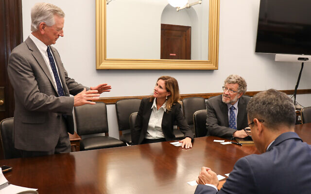 Le sénateur Tommy Tuberville (Républicain-Alabama) discute des relations entre les États-Unis et Israël avec Heather Johnston et Ari Sacher dans son bureau à Washington en 2021 (Crédit : Autorisation)