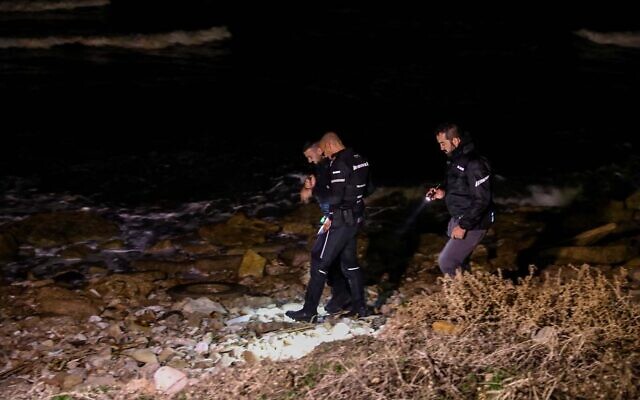 La police recherche des débris de l'hélicoptère qui s'est abîmé en mer près de Haïfa, dans le nord d'Israël, le 3 janvier 2021. (Crédit : Roni Ofer/Flash90) La police recherche des débris de l'hélicoptère qui s'est abîmé en mer près de Haïfa, dans le nord d'Israël, le 3 janvier 2021. (Crédit : Roni Ofer/Flash90)