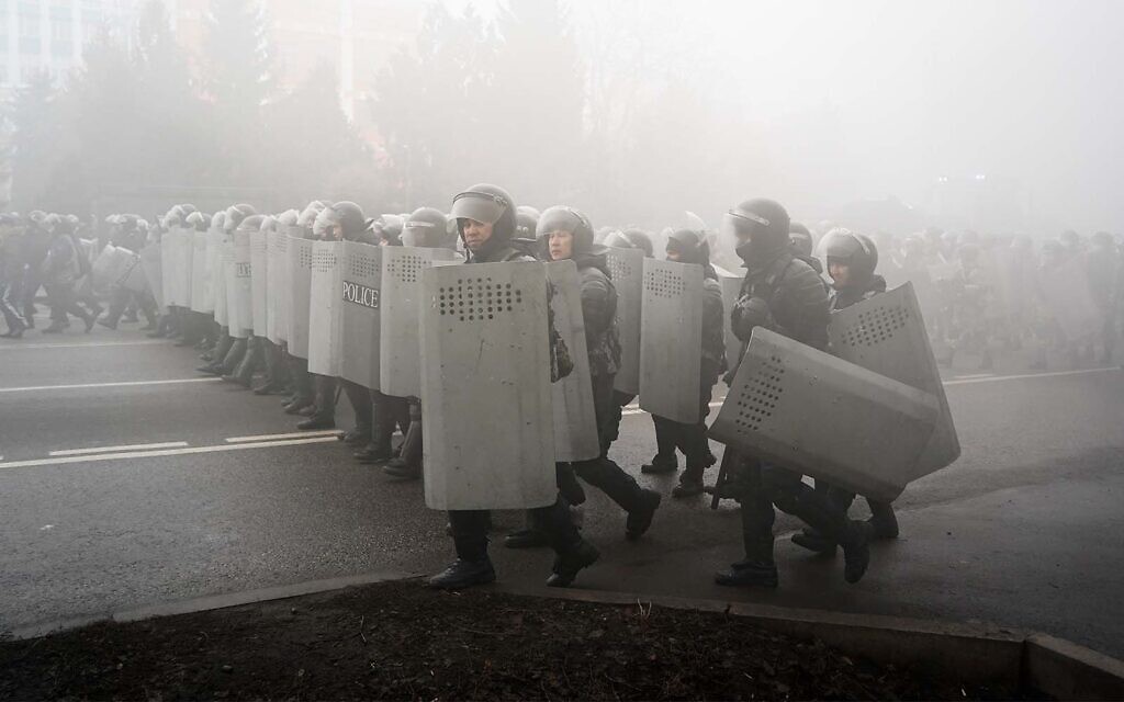 La police anti-émeutes pendant une manifestation à Almaty, au Kazakhstan, le 5 janvier 2022. (Crédit : AP Photo/Vladimir Tretyakov) La police anti-émeutes pendant une manifestation à Almaty, au Kazakhstan, le 5 janvier 2022. (Crédit : AP Photo/Vladimir Tretyakov)