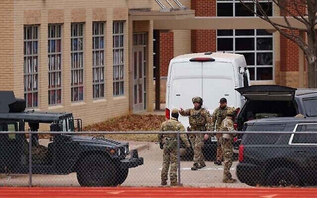 Des membres de l'équipe SWAT se déploient près de la synagogue Congregation Beth Israel lors d'une prise d'otages à Colleyville, Texas, le 15 janvier 2022. (Crédit : Andy Jacobsohn/AFP) Des membres de l'équipe SWAT se déploient près de la synagogue Congregation Beth Israel lors d'une prise d'otages à Colleyville, Texas, le 15 janvier 2022. (Crédit : Andy Jacobsohn/AFP)